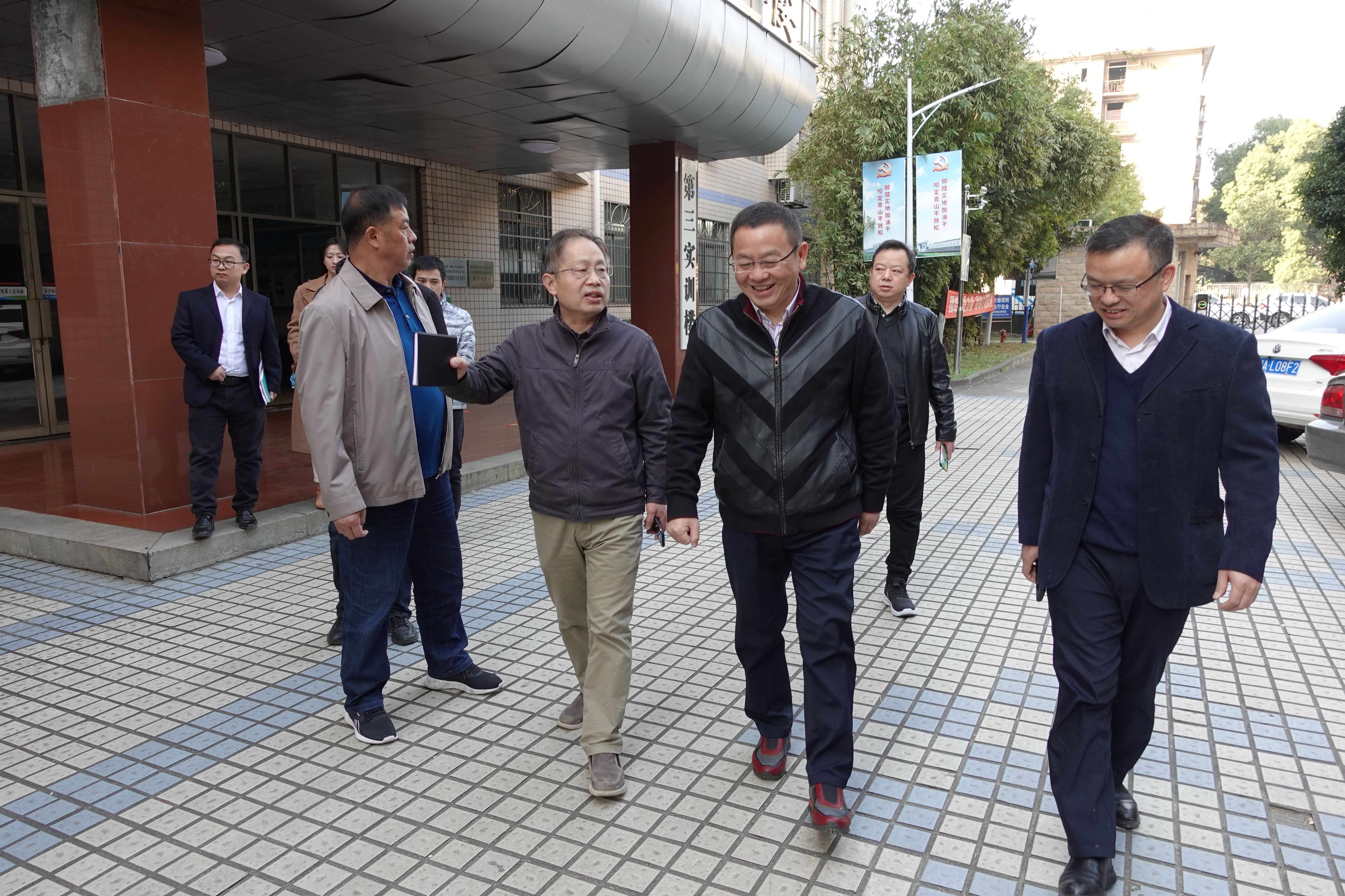 02：董事长高伟荣（左二）参观长沙环保学院实训楼.JPG